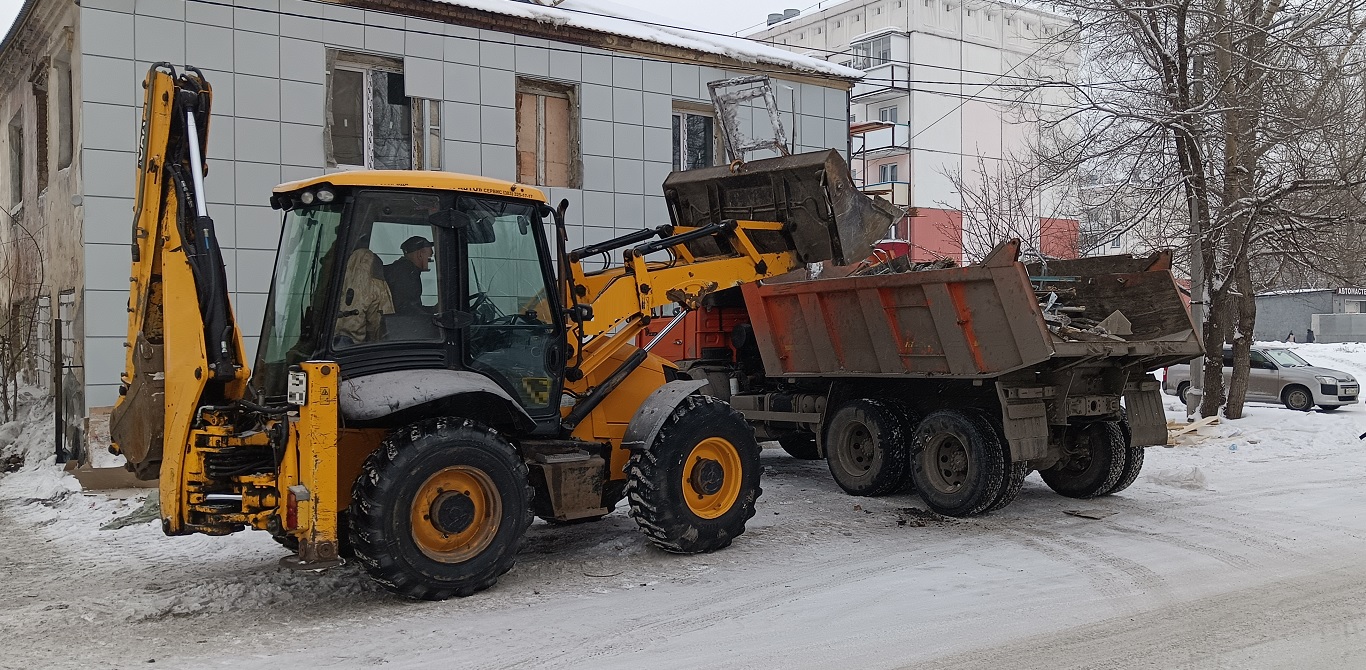 Уборка и вывоз строительного мусора, ТБО с помощью экскаватора и самосвала в Архангельской области