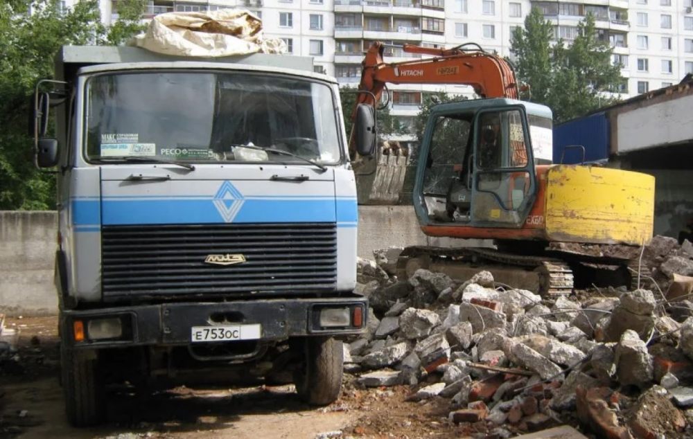 Вывоз строительного мусора, погрузчики, самосвалы, грузчики стоимость услуг и где заказать - Архангельск